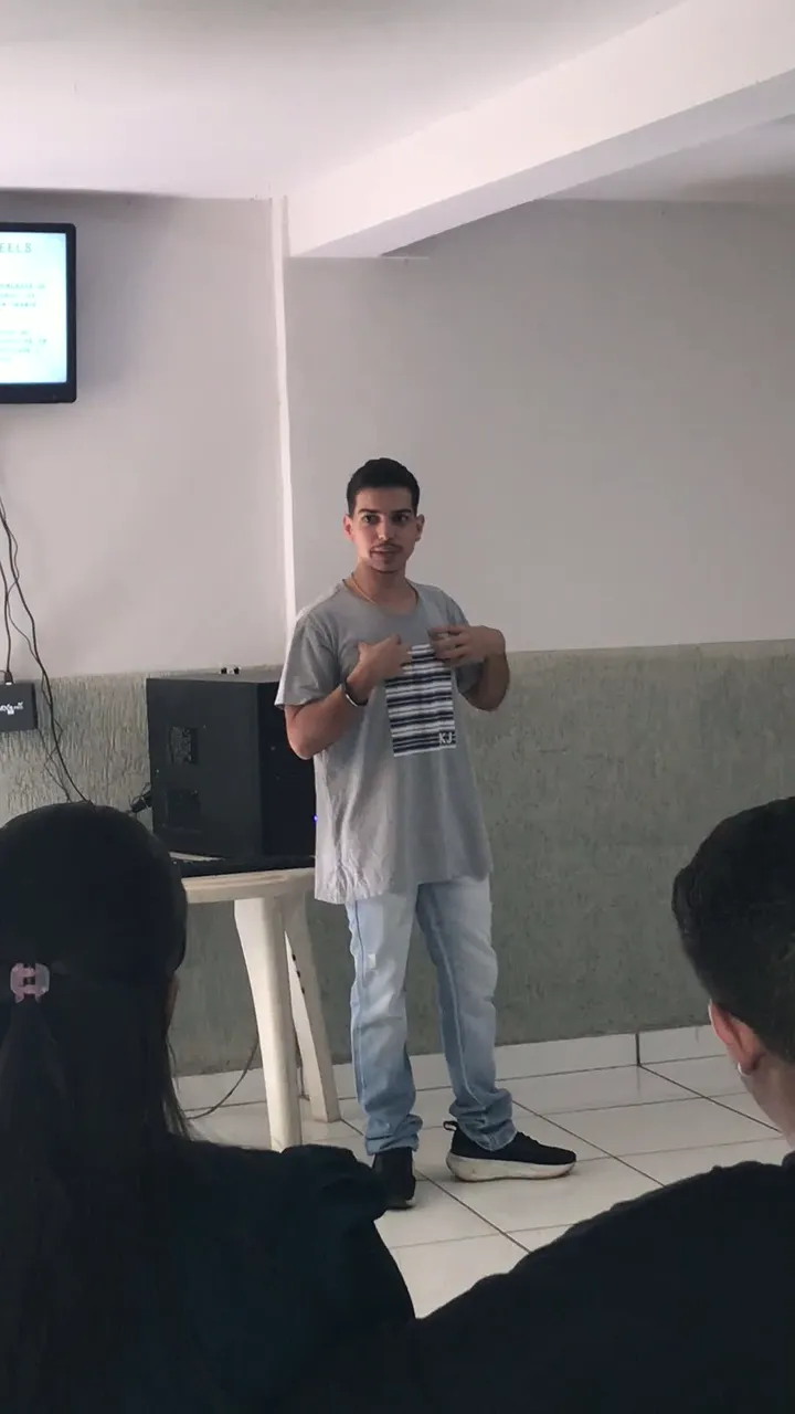 Pedro conduzindo uma conversa em grupo